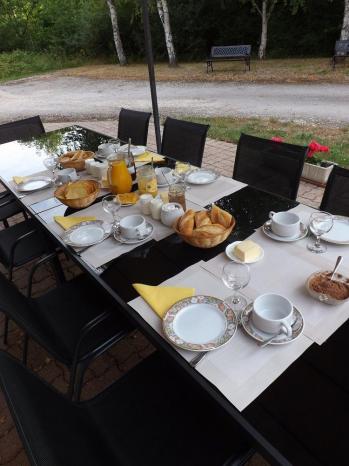 Table du petit déjeuner servi en terrasse